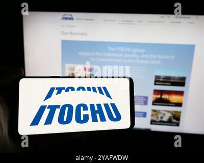 Allemagne. 08 août 2024. Dans cette illustration photo, une personne tient un smartphone avec le logo de la société japonaise Itochu Corporation en face du site Web. Crédit : SOPA images Limited/Alamy Live News Banque D'Images