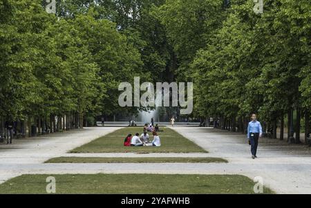 Centre-ville de Bruxelles, région de Bruxelles-capitale, Belgique, 06 20 2020 famille marocaine ayant un pique-nique et un homme d'affaires pendant sa pause déjeuner dans le par Banque D'Images