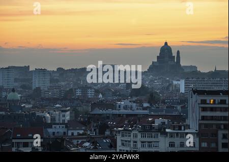 Centre-ville de Bruxelles, Belgique, 20 juillet 2023, coucher de soleil jaune sur Molenbeek, Koekelberg et Ganshoren avec la basilique du Sacré-cœur dans le dos Banque D'Images