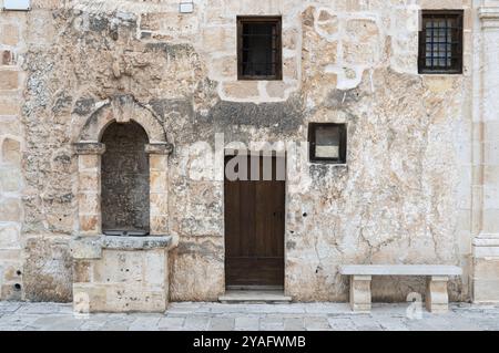 Mellieha, Malte, 01 07 2022 : façade traditionnelle usée d'une maison d'habitation, Europe Banque D'Images