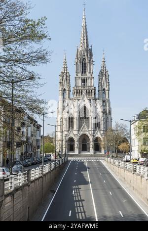 Vieille ville de Bruxelles, région de Bruxelles-capitale, Belgique, 04 09 2020 vue sur le tunnel de circulation vide et le néo gothique notre-Dame de Laeken catholique ch Banque D'Images