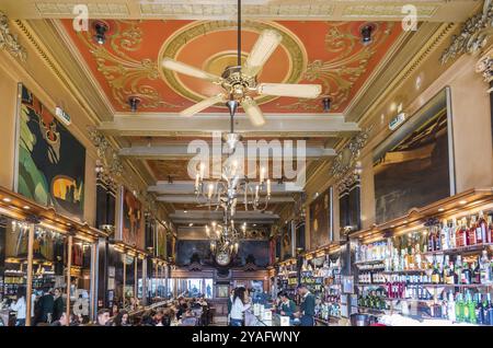 Lisbonne, Portugal, 12 28 2018 : design intérieur People and Art Nouveau du Cafe A Brasileira, Europe Banque D'Images