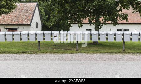 Forsmark, Osthammar, Suède, 07 31 2019 rangée de boîtes aux lettres identiques, Europe Banque D'Images