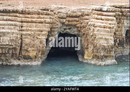 Gros plan sur les roches rugueuses et les grottes marines sur la côte de Peyia, Chypre, Europe Banque D'Images