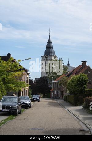 Hoegaarden, Brabant flamand, Belgique, 08 01 2022, Rue de la vieille ville et Tour du Beffroi, Europe Banque D'Images