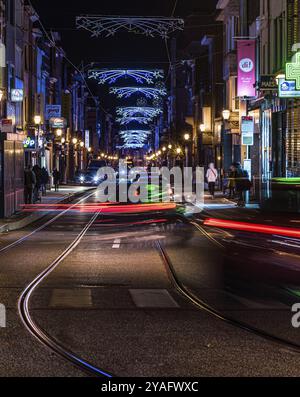 Jette, région de Bruxelles-capitale, Belgique, 11 2 2019 rue commerçante locale avec des sentiers de feux de circulation et décoration de noël, Europe Banque D'Images