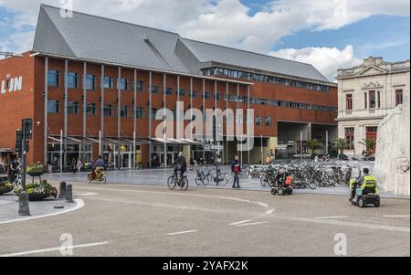 Louvain, Flandre, Belgique, 06 16 2019 personnes handicapées physiques conduisant un scooter électrique mobile vers la gare, Europe Banque D'Images