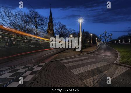 Laeken, région de Bruxelles-capitale, Belgique, 12 20 2020, Avenue du Centenaire pendant l'heure bleue avec les pistes lumineuses d'un tramway, Europe Banque D'Images