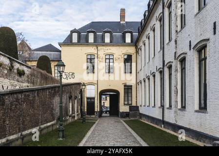 Belgique, 02 20 2019 : route piétonne pavée au parc et site de l'Abbaye de la Cambre, Europe Banque D'Images