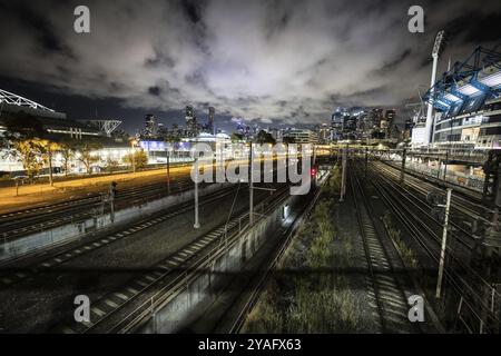 Vue au crépuscule sur les célèbres gratte-ciel de Melbourne depuis le stade Melbourne Cricket Ground à Melbourne, Victoria, Australie, Océanie Banque D'Images