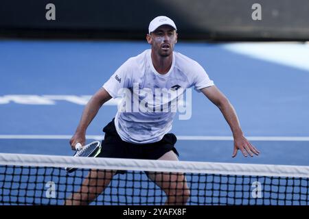 MELBOURNE, AUSTRALIE, 11 JANVIER : John Millman, de l'Australie, alors qu'il affrontait Alex Molcan, de Slovaquie, en qualification avant l'Open d'Australie 2024 Banque D'Images