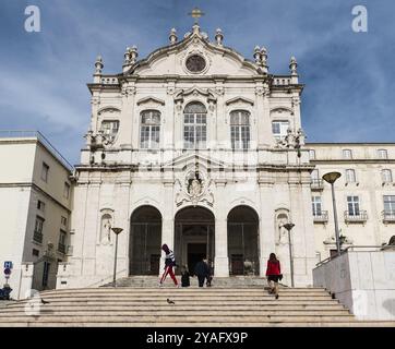 Lisbonne, Portugal, 12 28 2018 : jeune belle femme en rouge montant les escaliers église de Merces, Europe Banque D'Images
