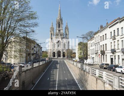 Vieille ville de Bruxelles, région de Bruxelles-capitale, Belgique, 04 09 2020 vue sur le tunnel de circulation vide et le néo gothique notre-Dame de Laeken catholique ch Banque D'Images