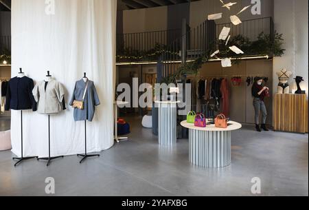 Vieille ville, région de Bruxelles-capitale, Belgique, 12 20 2021 : L'intérieur du pop-up store aime, avec des articles de mode haut de gamme, Europe Banque D'Images