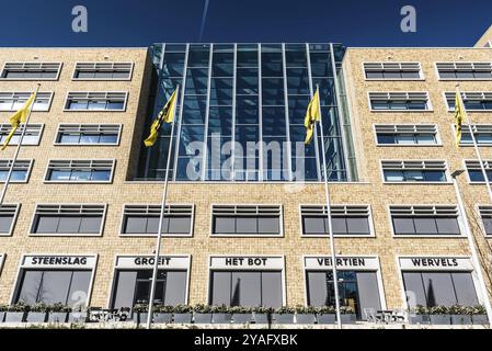 Belgique, 02 25 2019 : façade rectangulaire moderne du bâtiment Herman Teirlinck, principal bureau administratif du gouvernement flamand, Euro Banque D'Images