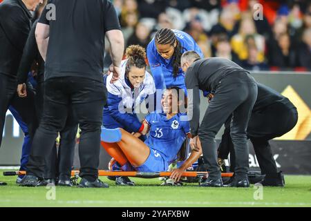 MELBOURNE, AUSTRALIE, 14 JUILLET : Selma Bacha, de France, est blessée après un tacle avec Hayley Raso, d'Australie, alors que l'Australie affronte la France dans une Coupe du monde Banque D'Images