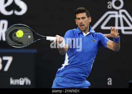 MELBOURNE, AUSTRALIE, 11 JANVIER : Novak Djokovic, de Serbie, affronte Stefanos Tsitsipas, de Grèce, lors d'un match caritatif avant l'Open d'Australie 2024 Banque D'Images