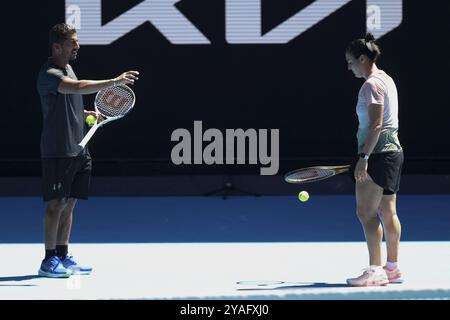 MELBOURNE, AUSTRALIE, le 12 JANVIER : ons Jabeur, de Tunisie, s'entraîne avec Naomi Osaka, du Japon, avant l'Open d'Australie 2024 au Melbourne Park Banque D'Images