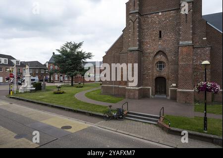 Wuustwezel, Province d'Anvers, Belgique, 07 08 2022, façade de l'église en pierre de brique du village, Europe Banque D'Images