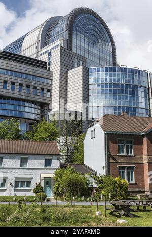 Centre-ville de Bruxelles, Belgique, 04 27 2019, paysage urbain avec le parlement européen, le parc Léopold et la maison Jean-Jules Linden au premier plan, Banque D'Images