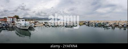 Latsi, poli Crysochous, Chypre, 22 mars 2023, vue sur la baie et le port du village, Europe Banque D'Images