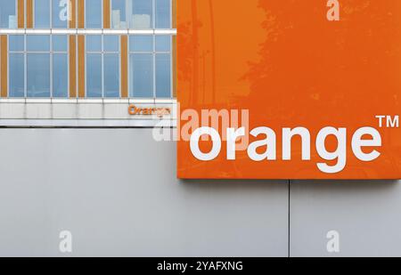 Evere, région de Bruxelles-capitale, Belgique, 09 20 2021 : enseigne et logo du siège d'Orange telecom, Europe Banque D'Images