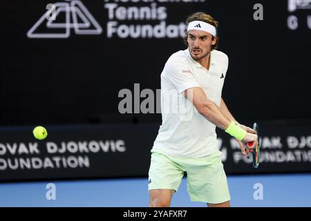 MELBOURNE, AUSTRALIE, 11 JANVIER : Stefanos Tsitsipas, de Grèce, joue contre Novak Djokovic, de Serbie, lors d'un match caritatif devant l'Austral 2024 Banque D'Images