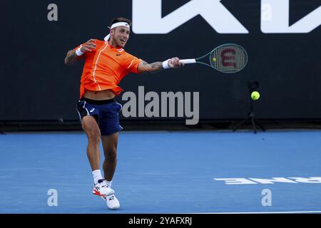 MELBOURNE, AUSTRALIE, 11 JANVIER : Alex Molcan, de Slovaquie, en route pour battre John Millman, d’Australie, en qualification devant le O australien 2024 Banque D'Images