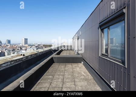 Région de Bruxelles-capitale, Belgique, 03 19 2022, bâtiment sur le toit et terrasse avec vue sur les gratte-ciel, Europe Banque D'Images