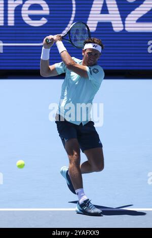 MELBOURNE, AUSTRALIE, 11 JANVIER : Casper Ruud, de Norvège, joue contre Jannik Sinner, d'Italie, le deuxième jour du Kooyong Classic 2024 à Kooyong on Ja Banque D'Images