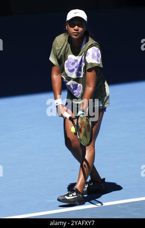 MELBOURNE, AUSTRALIE, 12 JANVIER : Naomi Osaka, du Japon, s'entraîne avec ons Jabeur, du Tunisie, avant l'Open d'Australie 2024 au Melbourne Park Banque D'Images