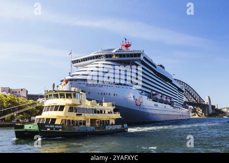 SYDNEY, AUSTRALIE, 05 DÉCEMBRE : Resilient Lady de Virgin voyages est amarré au terminal passagers d'outre-mer à Circular Quay le 5 décembre 2023 Banque D'Images