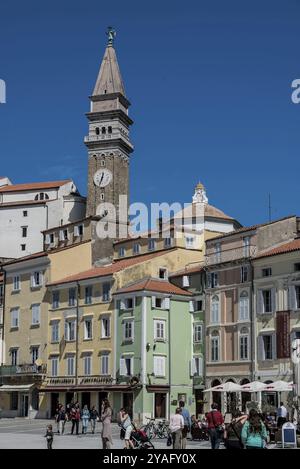 Piran, Slovénie, 04 07 2018 : les gens marchent sur la place Tartini par un jour ensoleillé, Europe Banque D'Images