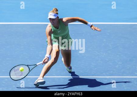 MELBOURNE, AUSTRALIE, 12 JANVIER : Mirra Andreeva, de Russie, joue contre Danielle Collins lors de la troisième journée du Kooyong Classic 2024 à Kooyon Banque D'Images