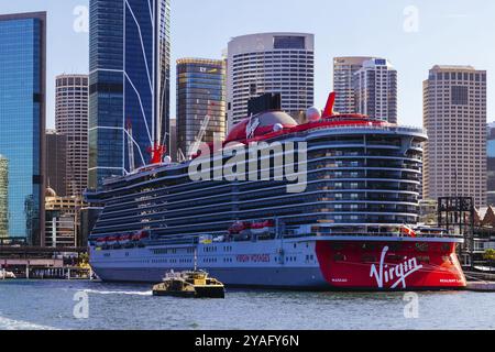 SYDNEY, AUSTRALIE, 05 DÉCEMBRE : Resilient Lady de Virgin voyages est amarré au terminal passagers d'outre-mer à Circular Quay le 5 décembre 2023 Banque D'Images