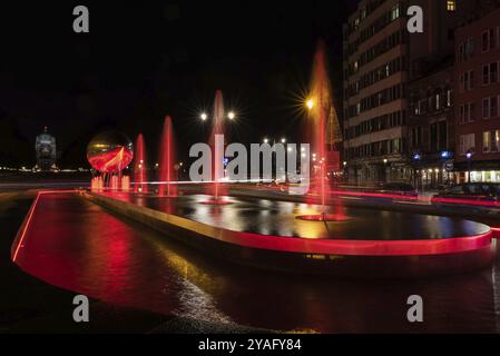 Koekelberg, Bruxelles, Belgique, 11 26 2017 : la fontaine colorée avec décoratio légère, circulation et traînées de lumière avec la basilique en arrière-plan, E Banque D'Images