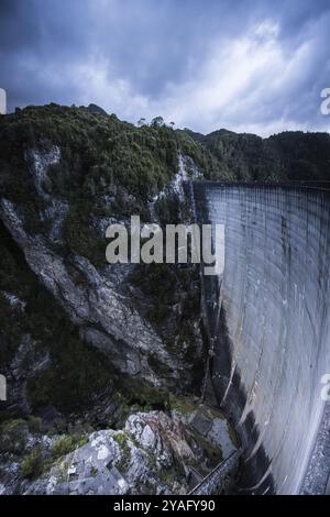 Vue sur le barrage Gordon lors d'une journée d'été fraîche. Il s'agit d'un barrage en voûte en béton à double courbure unique avec un déversoir à travers la rivière Gordon près de Strathgo Banque D'Images