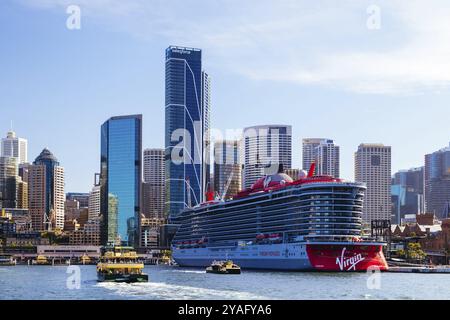 SYDNEY, AUSTRALIE, 05 DÉCEMBRE : Resilient Lady de Virgin voyages est amarré au terminal passagers d'outre-mer à Circular Quay le 5 décembre 2023 Banque D'Images