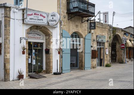 Polis Chrisochous, Chypre, 22 mars 2023, vue typique sur les rues étroites du village, Europe Banque D'Images