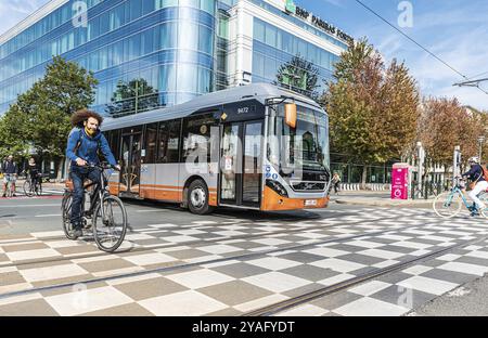 Etterbeek, région de Bruxelles-capitale, Belgique, 09 20 2020 Bruxelles bus et un cycliste traversant les tramways, Europe Banque D'Images