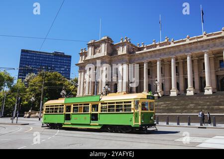 MELBOURNE, AUSTRALIE, 31 OCTOBRE 2021 : tramway City Circle devant le Parlement pour l'état de Victoria à Melbourne CBD, Victoria, Australie, Banque D'Images