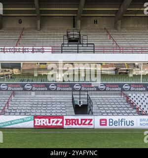 Belgique, 02 16 2019 : sièges colorés sur les tribunes du stade de football Racing White Daring Molenbeek, Europe Banque D'Images