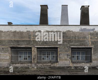 Breendonk, Belgique, 12 09 2017 : ancienne prison de la seconde Guerre mondiale avec clôtures et structures de bunker, Europe Banque D'Images