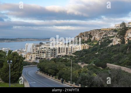 Mellieha, Malte, 01 07 2022 : vue sur la vallée, les jardins et les appartements de la baie pendant le coucher du soleil, Europe Banque D'Images