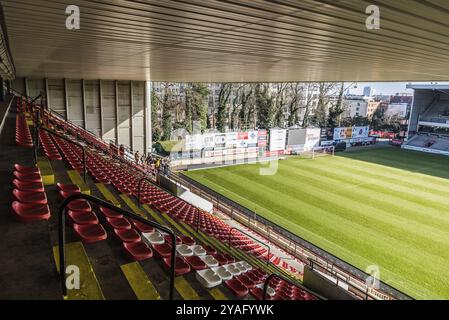 Belgique, 02 16 2019 : sièges colorés sur les tribunes du stade de football Racing White Daring Molenbeek, Europe Banque D'Images