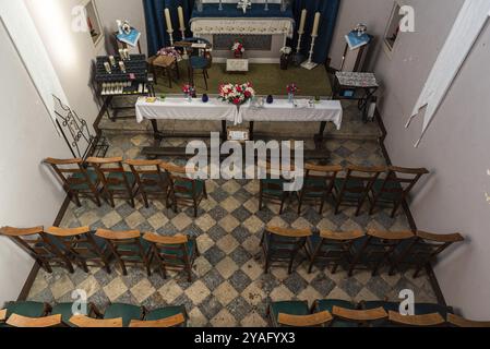 Meise, Brabant flamand, Belgique, 02 05 2022 : aménagement intérieur de la chapelle catholique dédiée à la Nativité de Marie, Europe Banque D'Images