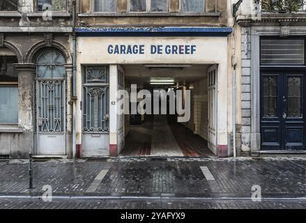 Vieille ville de Bruxelles, région de Bruxelles-capitale, Belgique, 12 12 12 2019 façade et entrée d'un garage vintage entreprise indépendante appelé garage de Greef, E. Banque D'Images