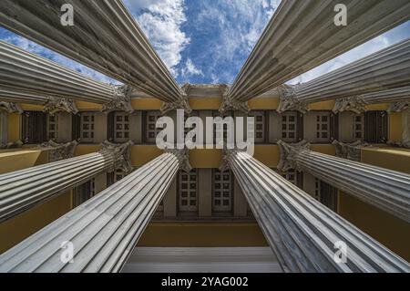 Athènes vieille ville, Attique, Grèce, 12 28 2019 vue ultra grand angle sur le plafond décoré et les piliers monumentaux de la salle Zappeion, Europe Banque D'Images