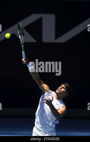 MELBOURNE, AUSTRALIE, 11 JANVIER : Carlos Alcaraz, d’Espagne, termine une séance d’entraînement avec Stan Wawrinka, de Suisse, avant l’australien 2024 Banque D'Images