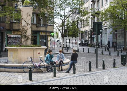 Vieille ville de Bruxelles, région de bruxelles capitale, Belgique, 05 05 05 2020 trois adolescentes attrayantes à la mode assises sur une place des fontaines de la ville, Europe Banque D'Images